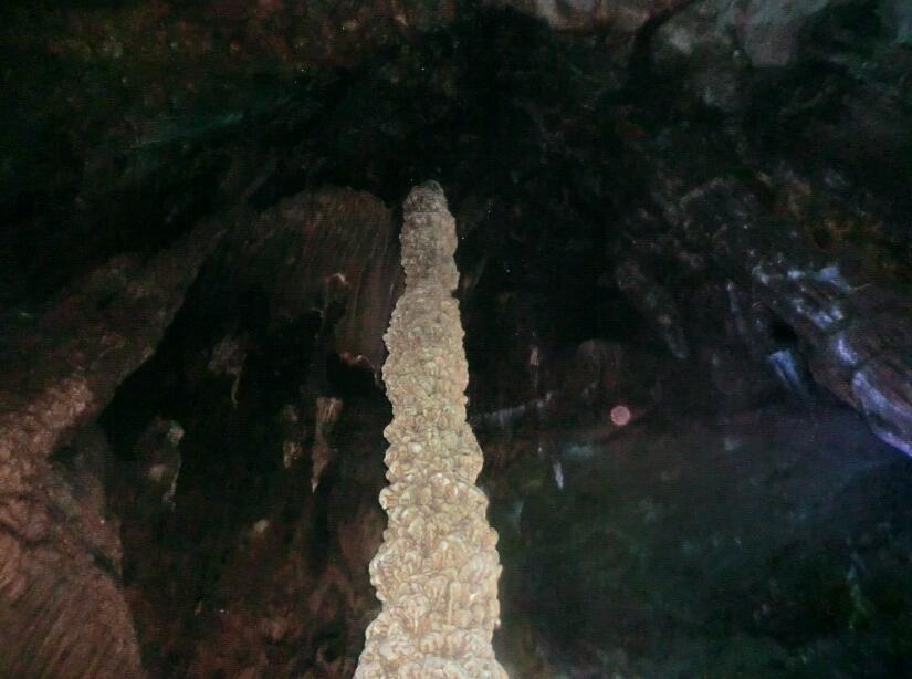 銀子巖溶洞中的石柱