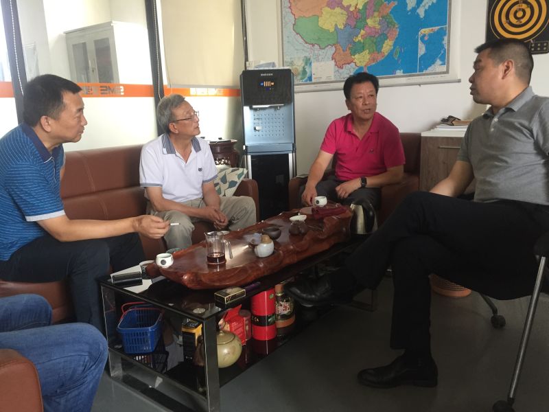 中國衛生監督協會飲水安全與健康專業委員會籌備組的鄂老師、王會長等一行人與BOBTY体育在线淨水事業部總經理謝軍在一起喝茶聊天